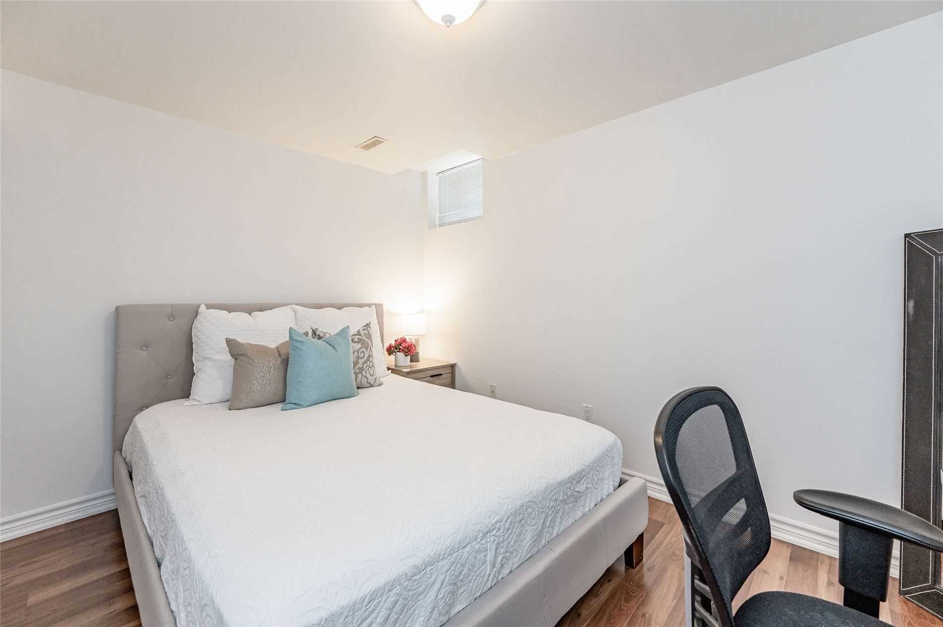 1242 Glenrose Cres