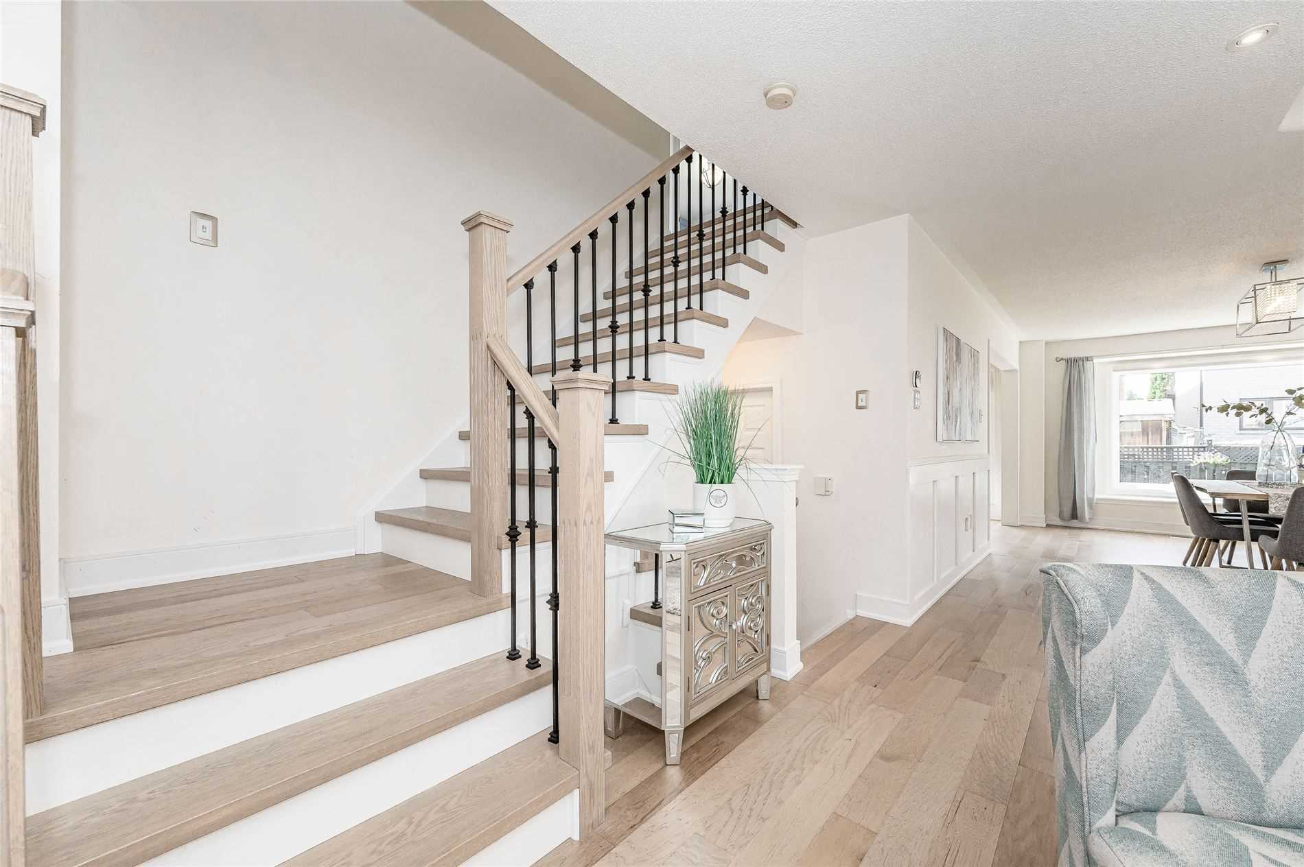 1242 Glenrose Cres