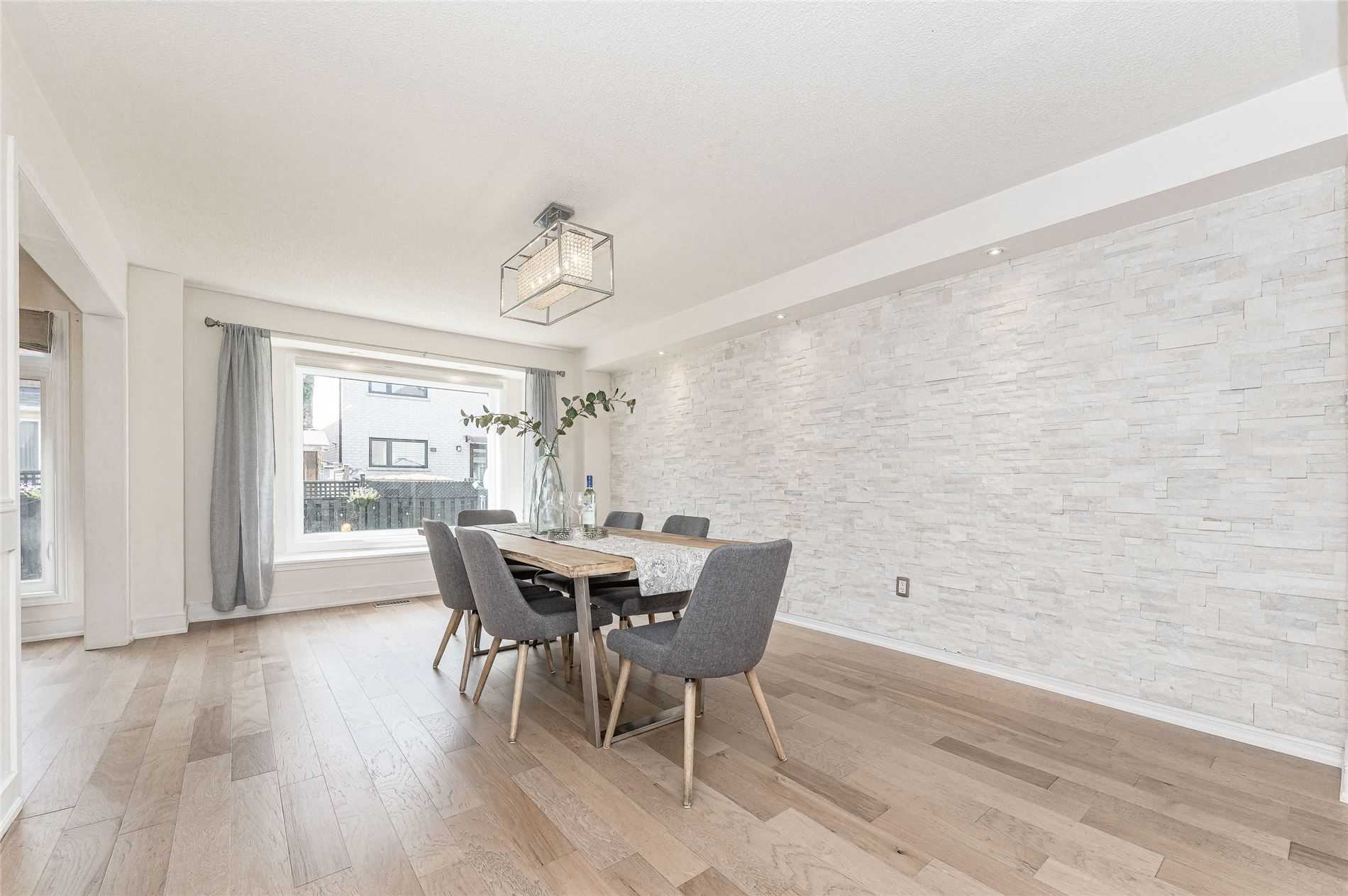 1242 Glenrose Cres