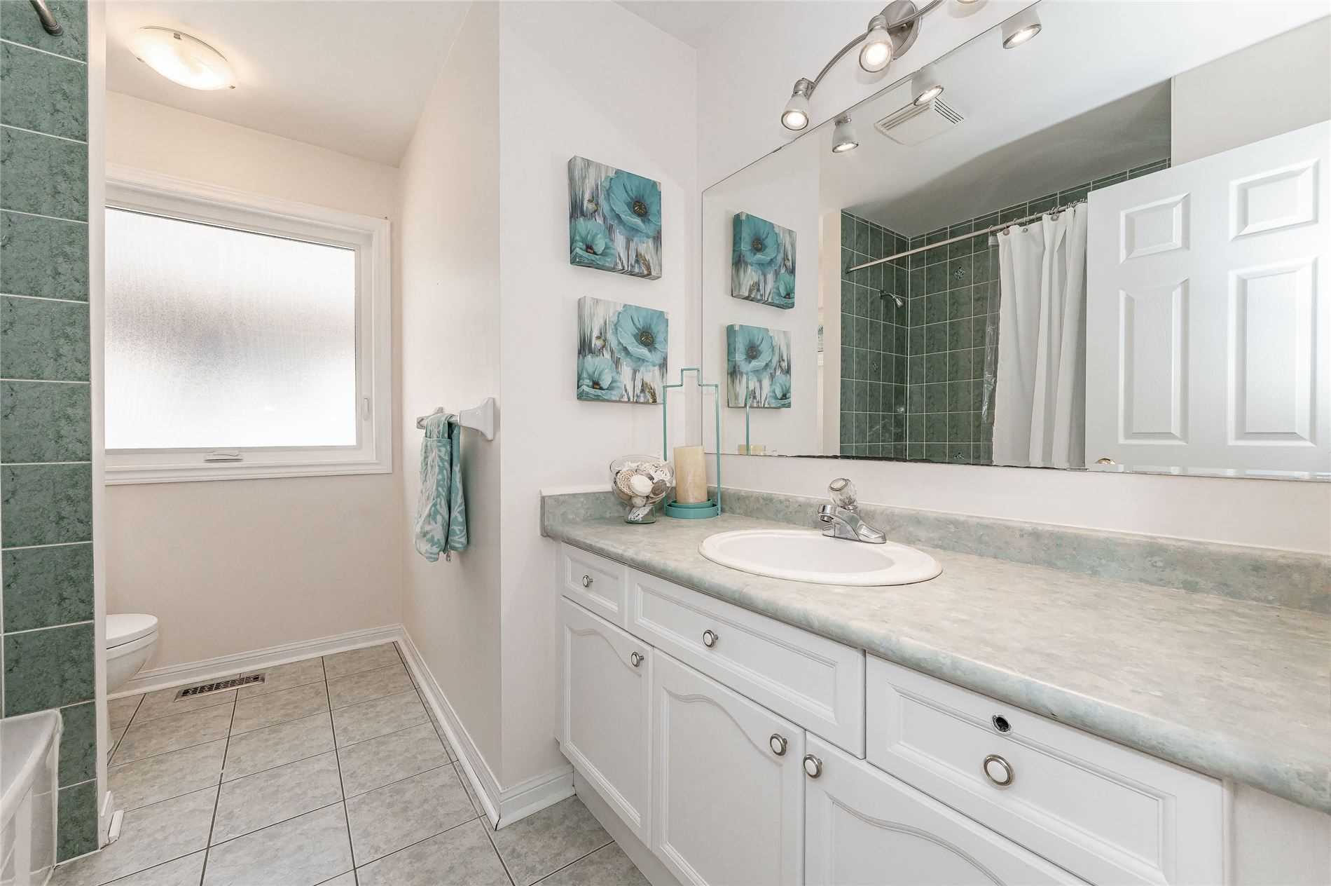 1242 Glenrose Cres