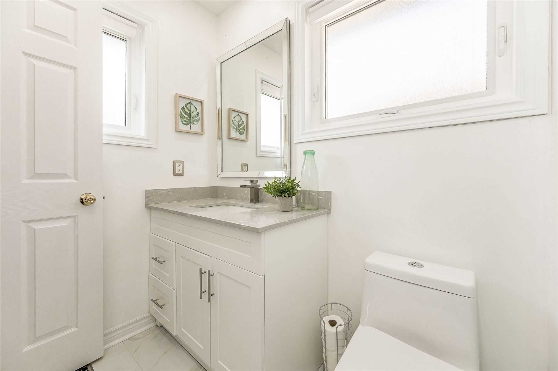 1242 Glenrose Cres