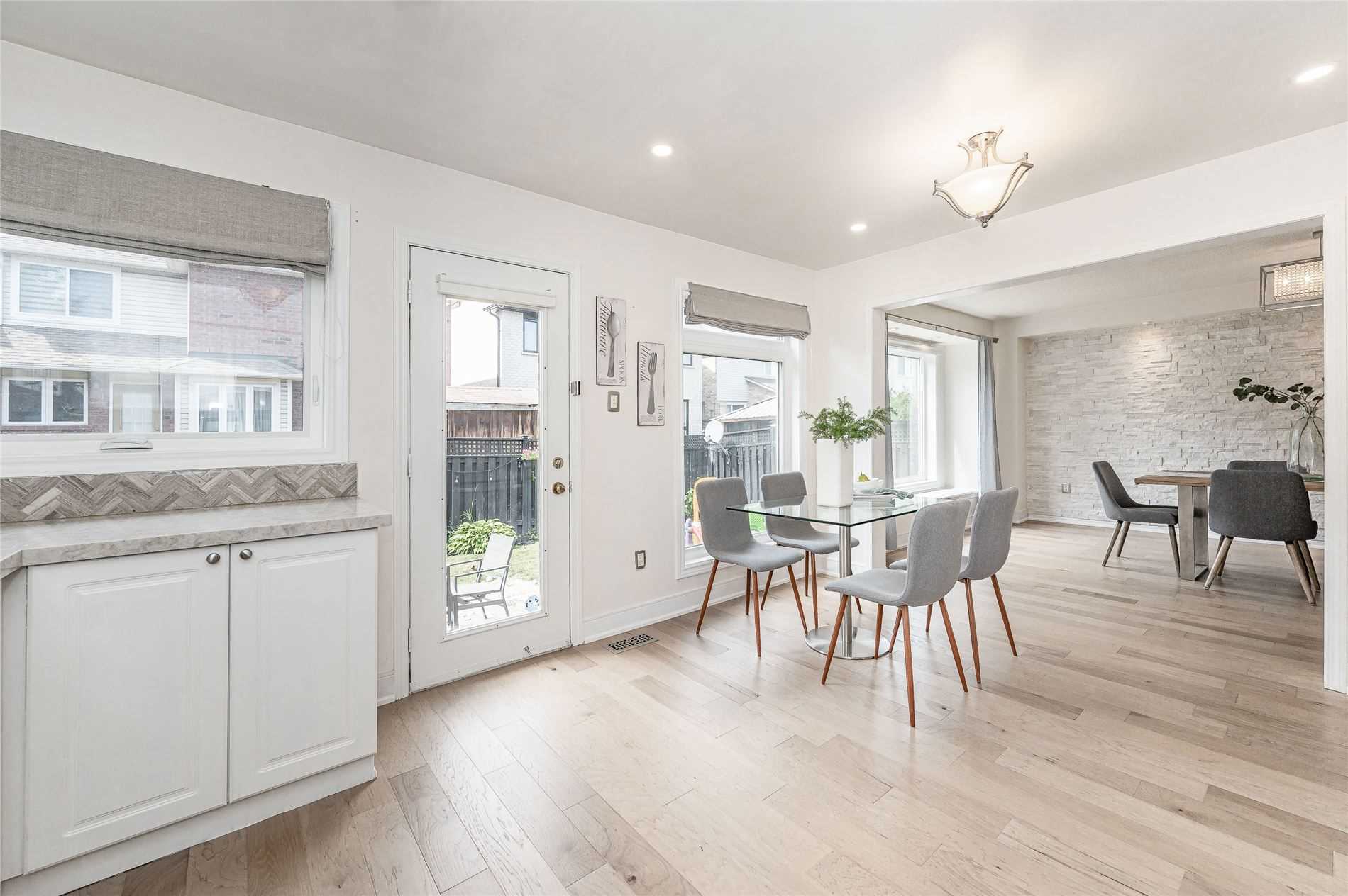 1242 Glenrose Cres