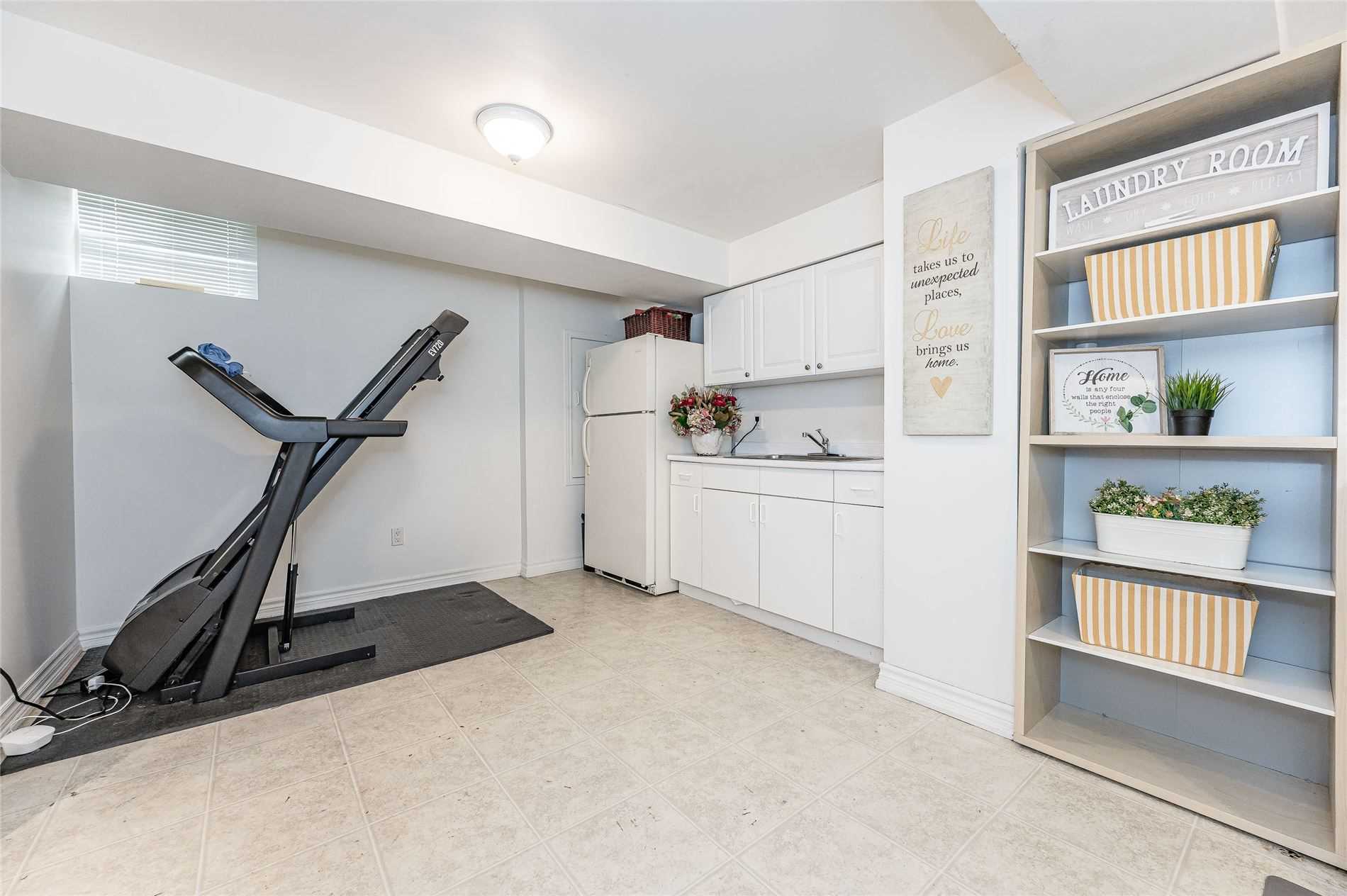 1242 Glenrose Cres