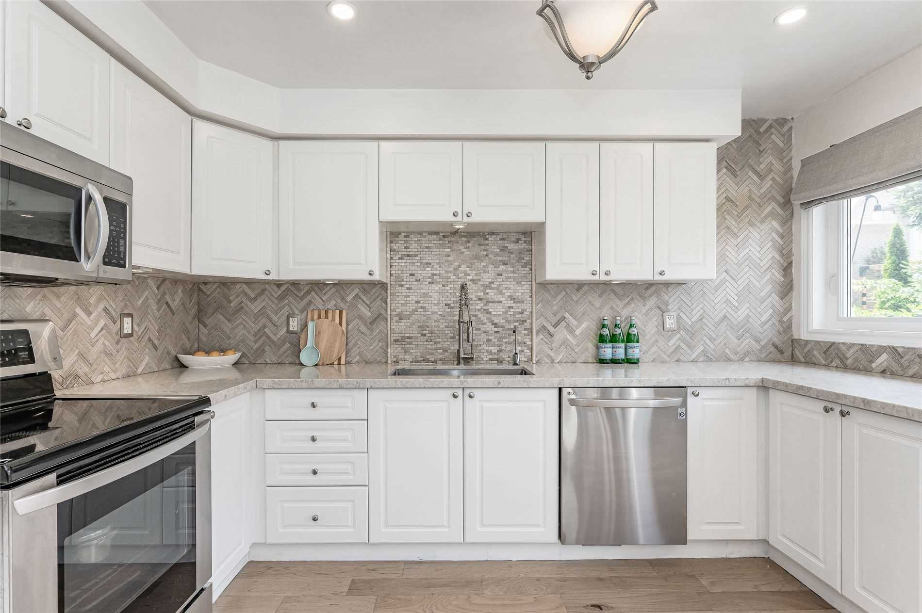 1242 Glenrose Cres