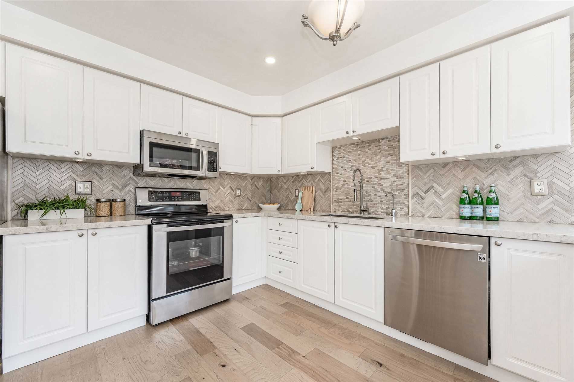 1242 Glenrose Cres
