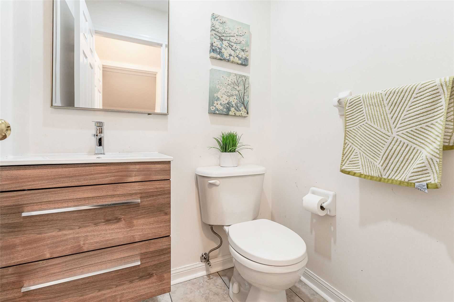 1242 Glenrose Cres