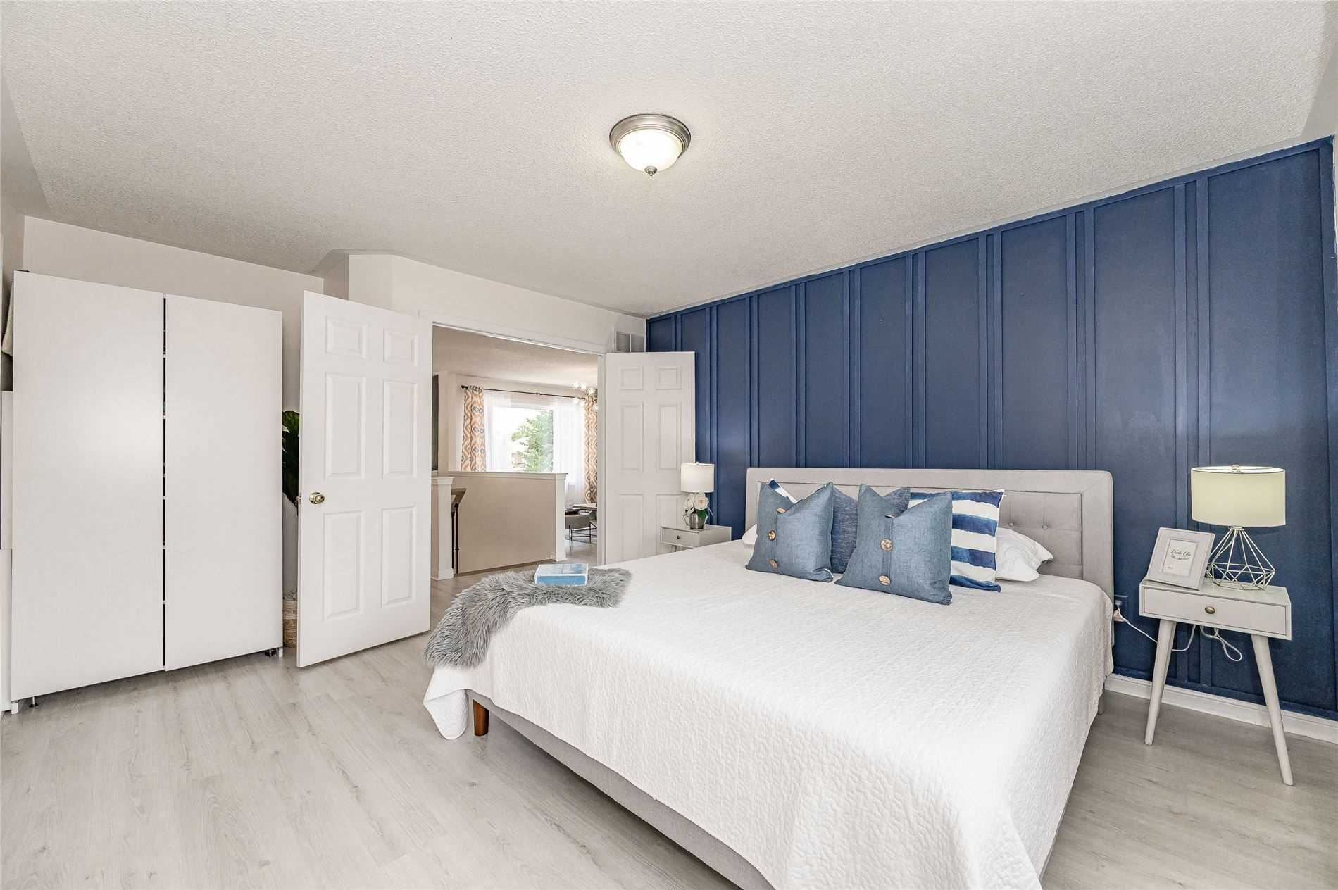 1242 Glenrose Cres