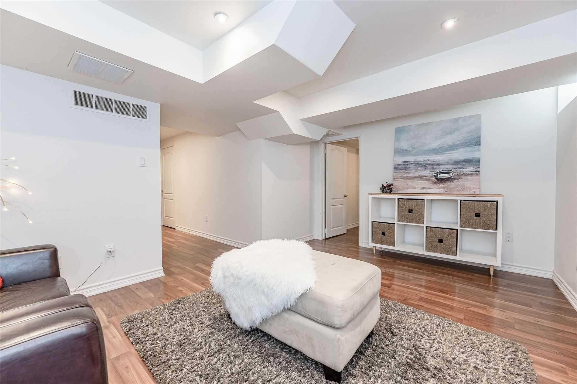 1242 Glenrose Cres