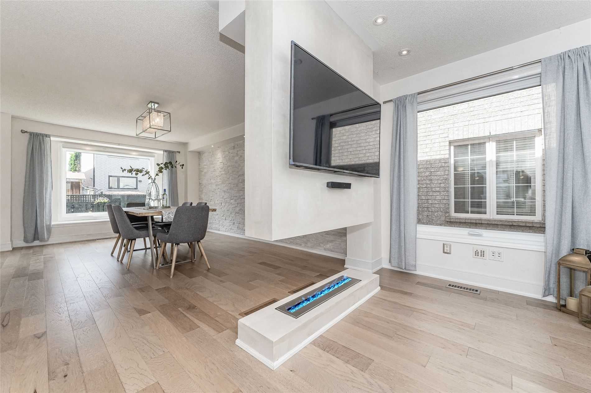 1242 Glenrose Cres