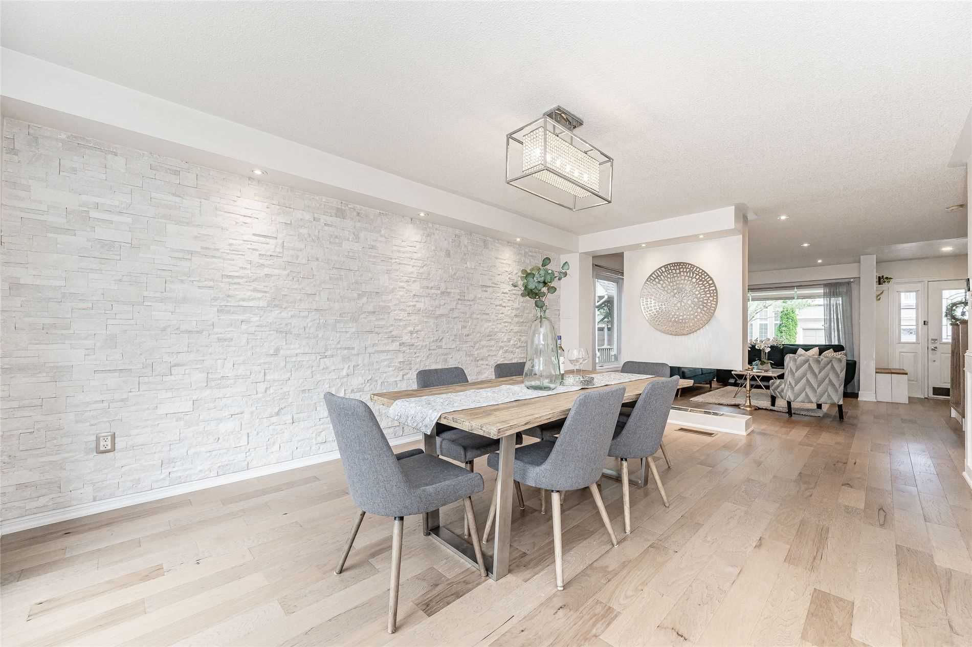 1242 Glenrose Cres