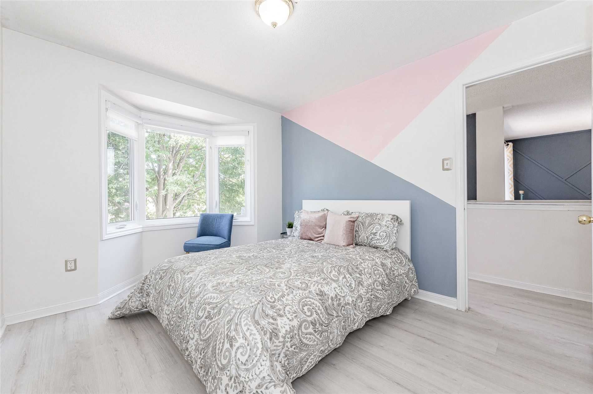 1242 Glenrose Cres