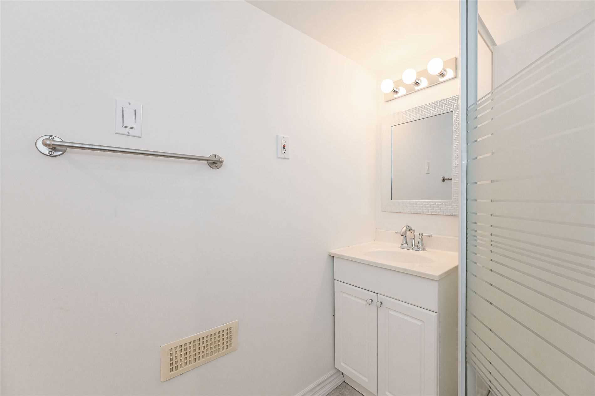 1242 Glenrose Cres