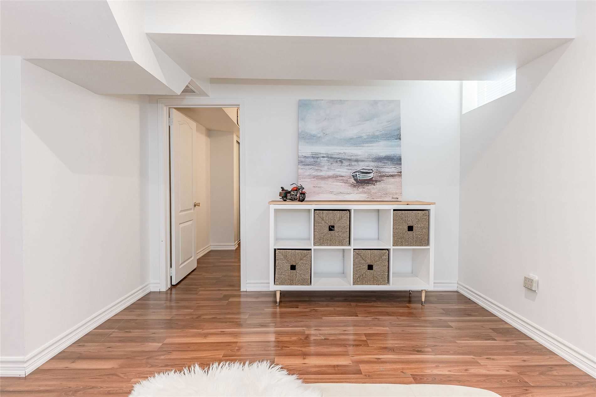 1242 Glenrose Cres