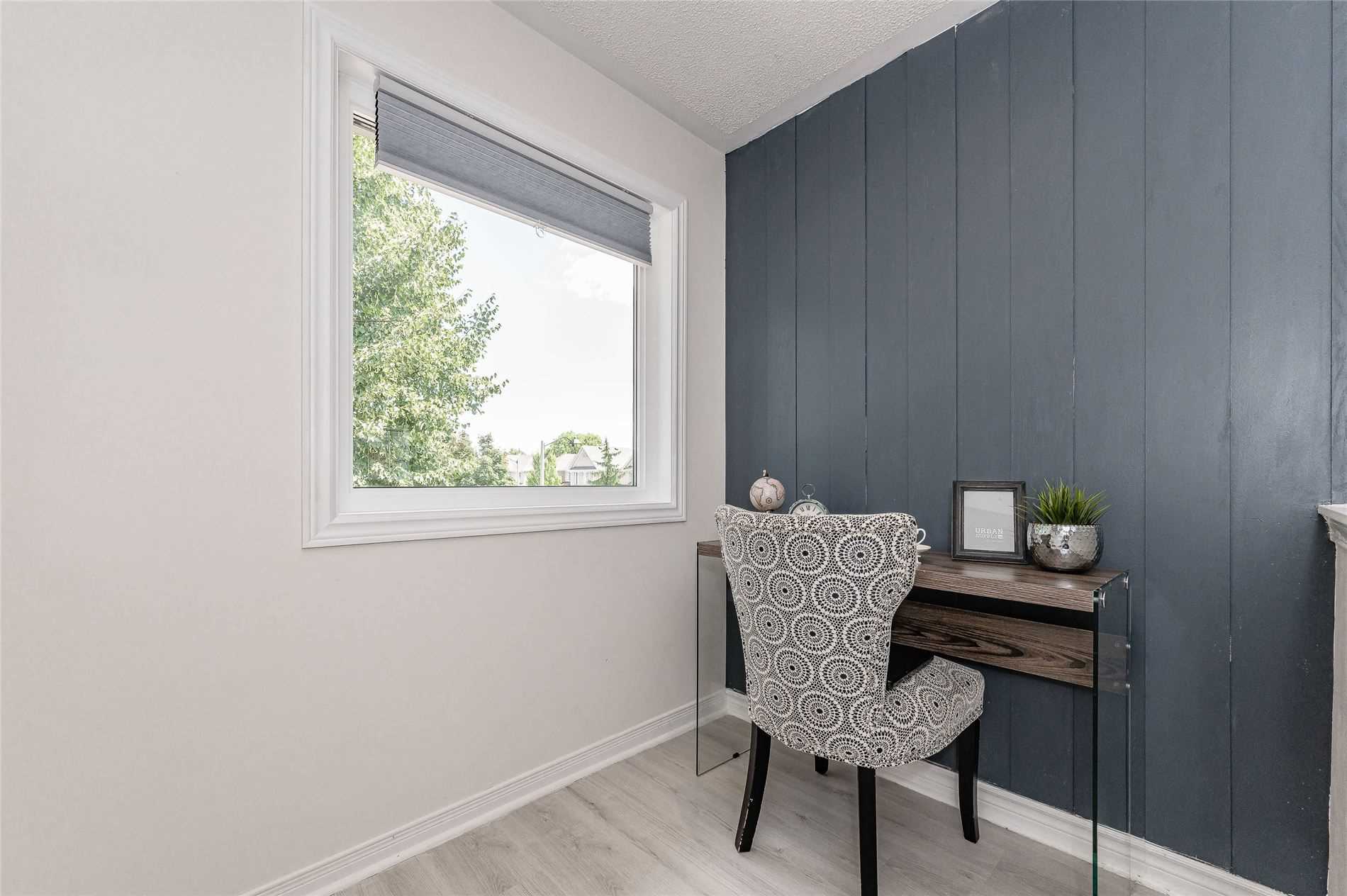 1242 Glenrose Cres