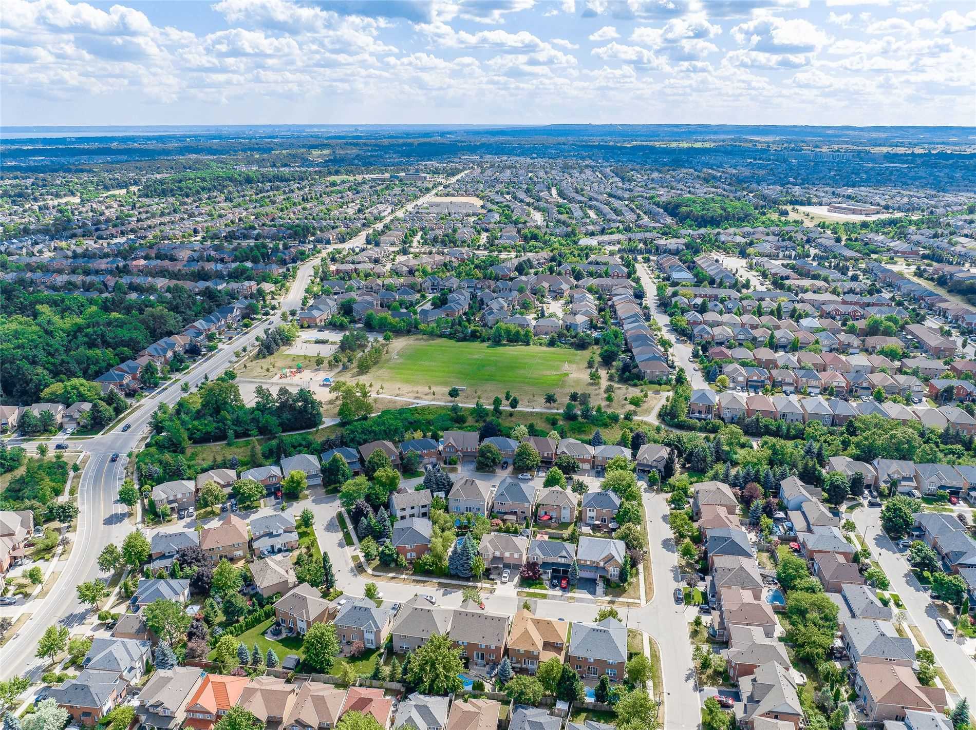 1242 Glenrose Cres