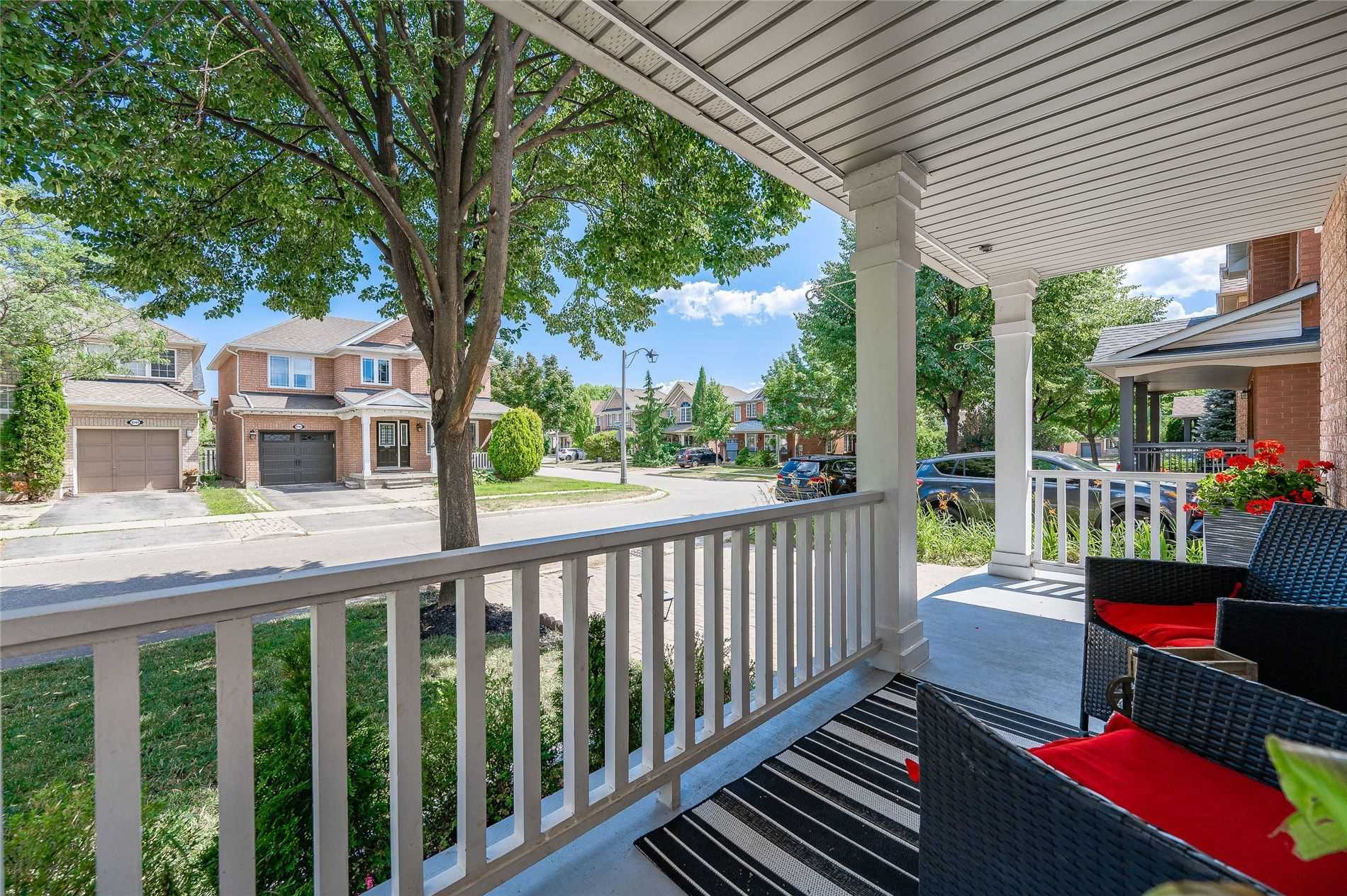 1242 Glenrose Cres