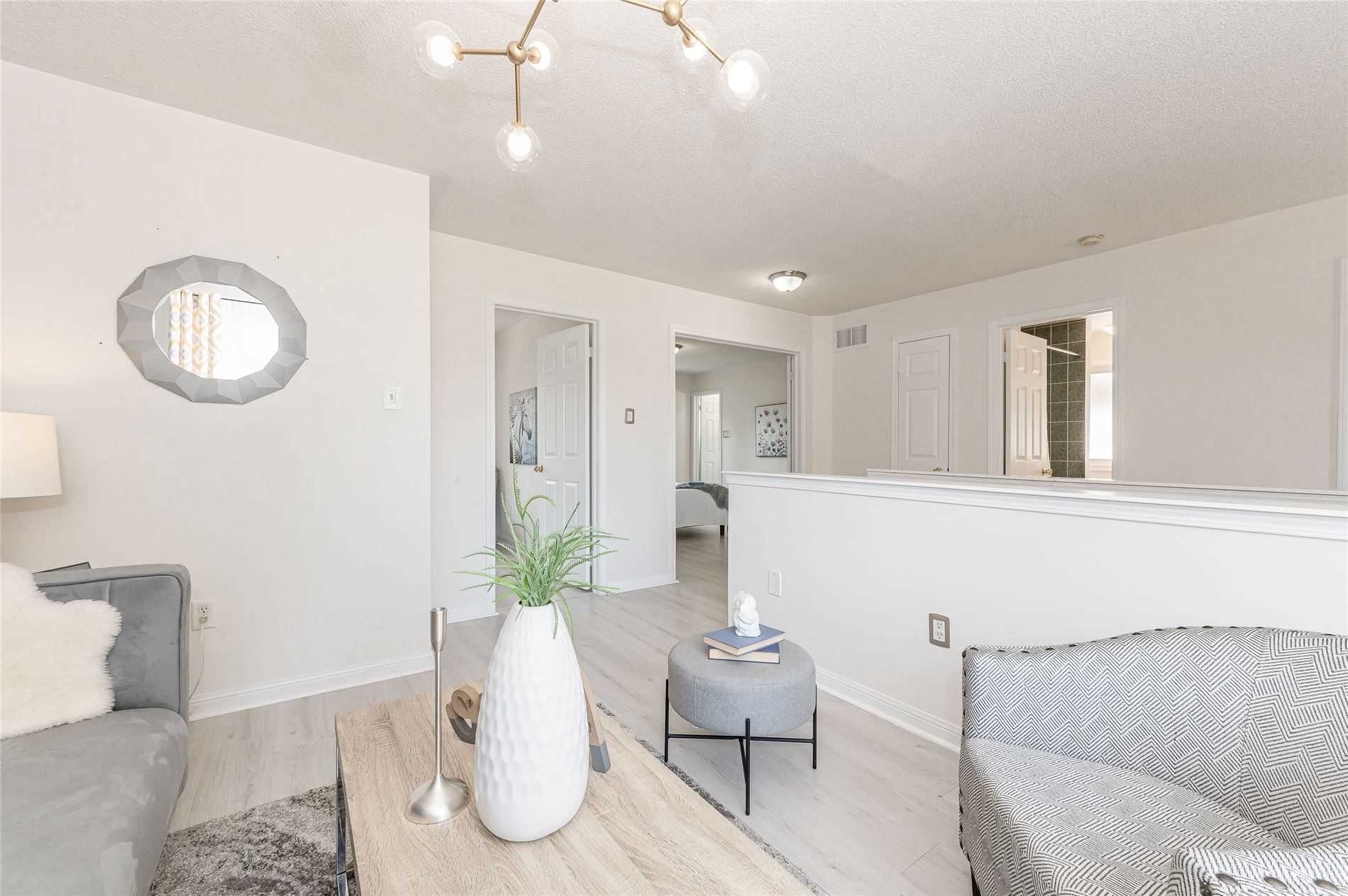1242 Glenrose Cres