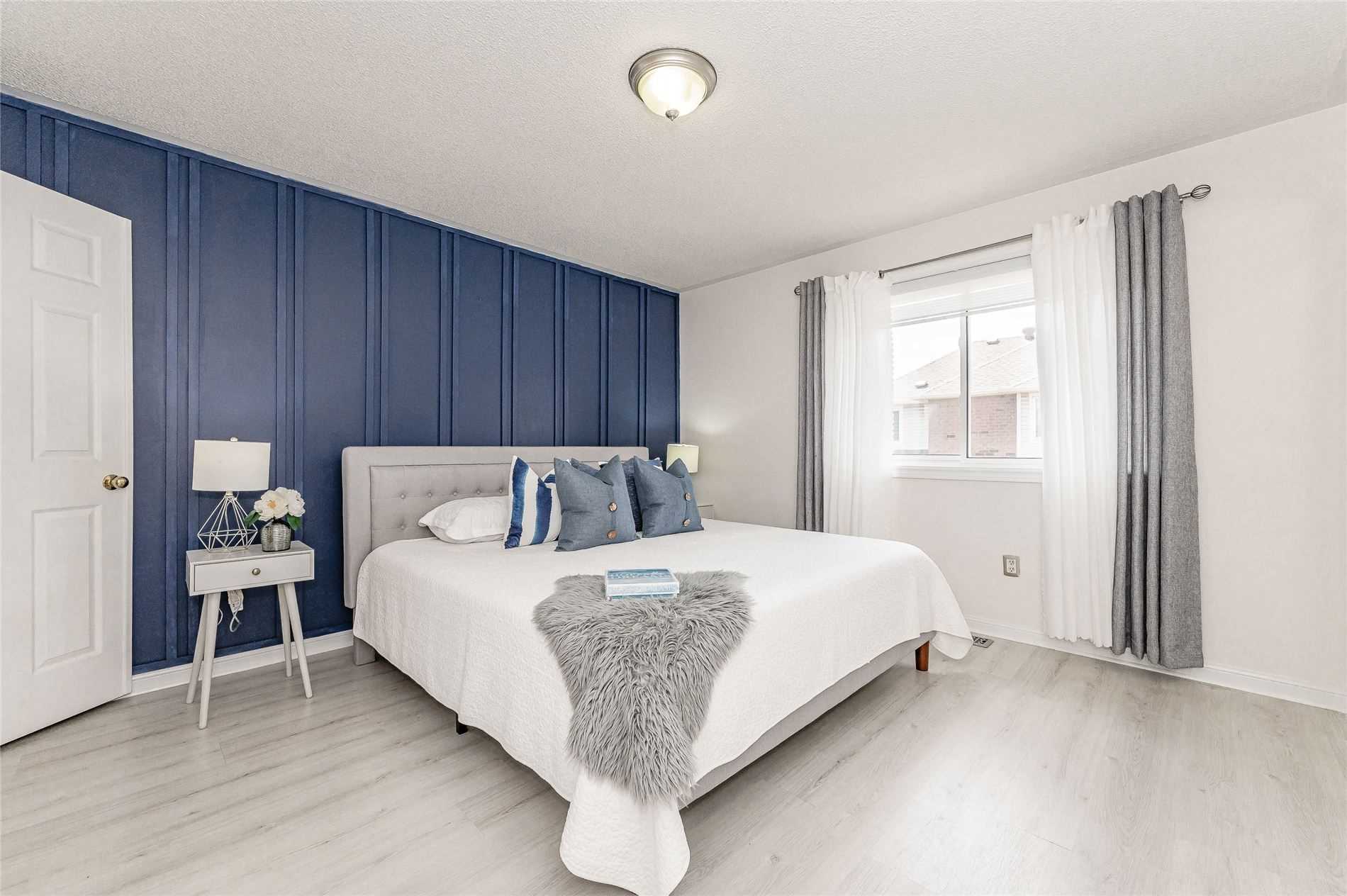 1242 Glenrose Cres