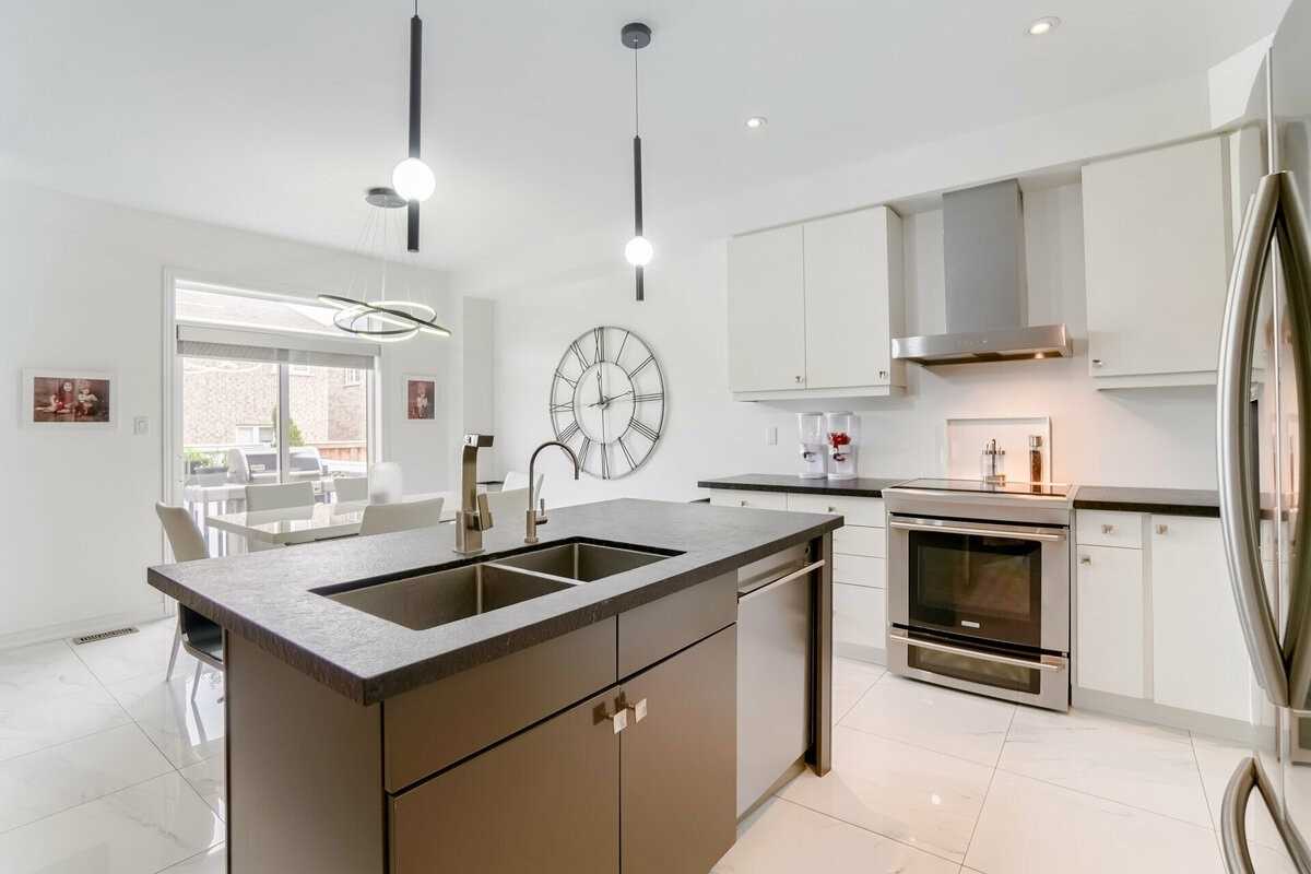 25 Jolana Cres