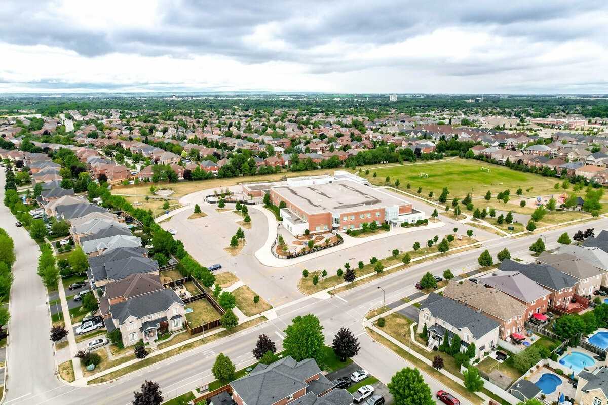 25 Jolana Cres