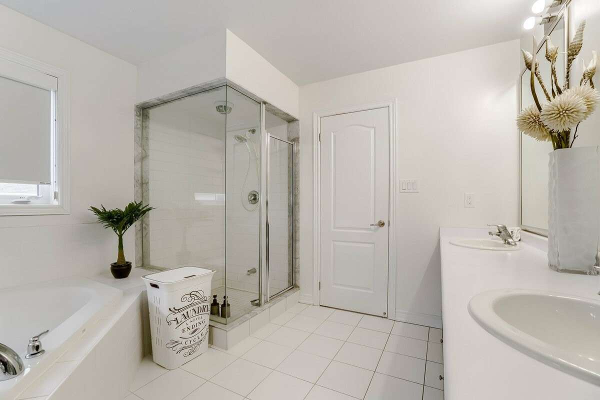 25 Jolana Cres