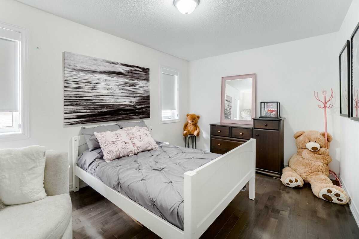 25 Jolana Cres