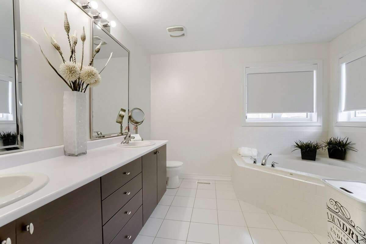 25 Jolana Cres