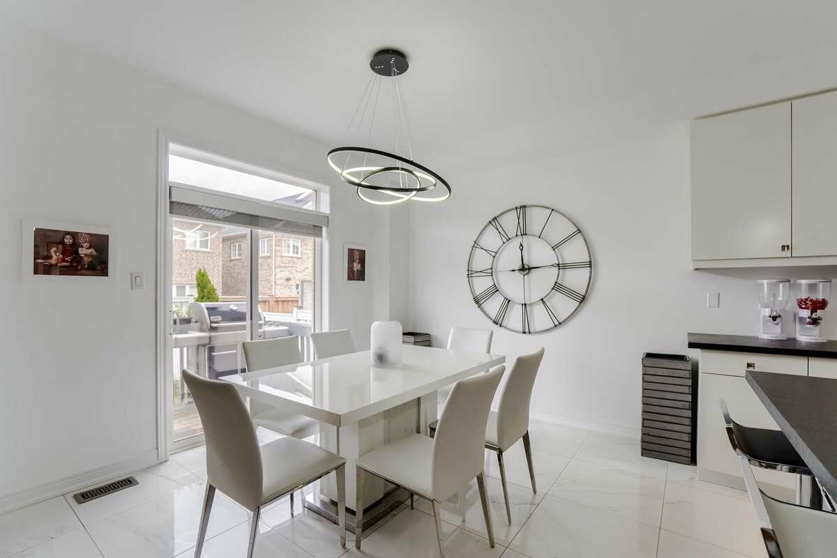 25 Jolana Cres
