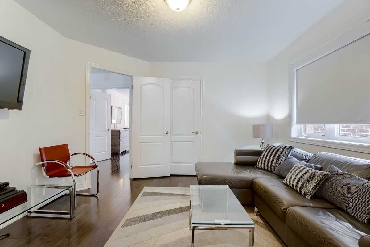 25 Jolana Cres