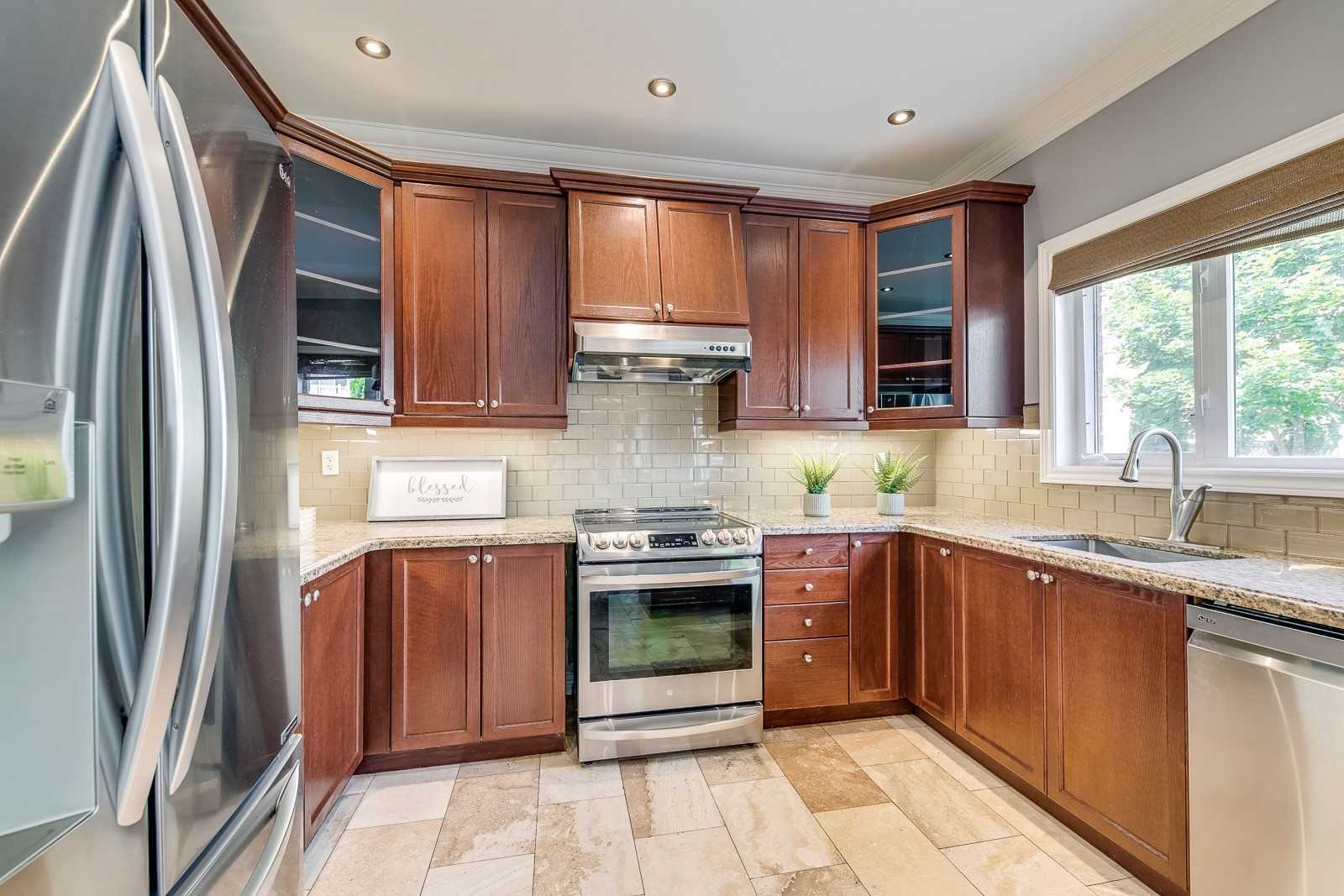 2595 North Ridge Tr