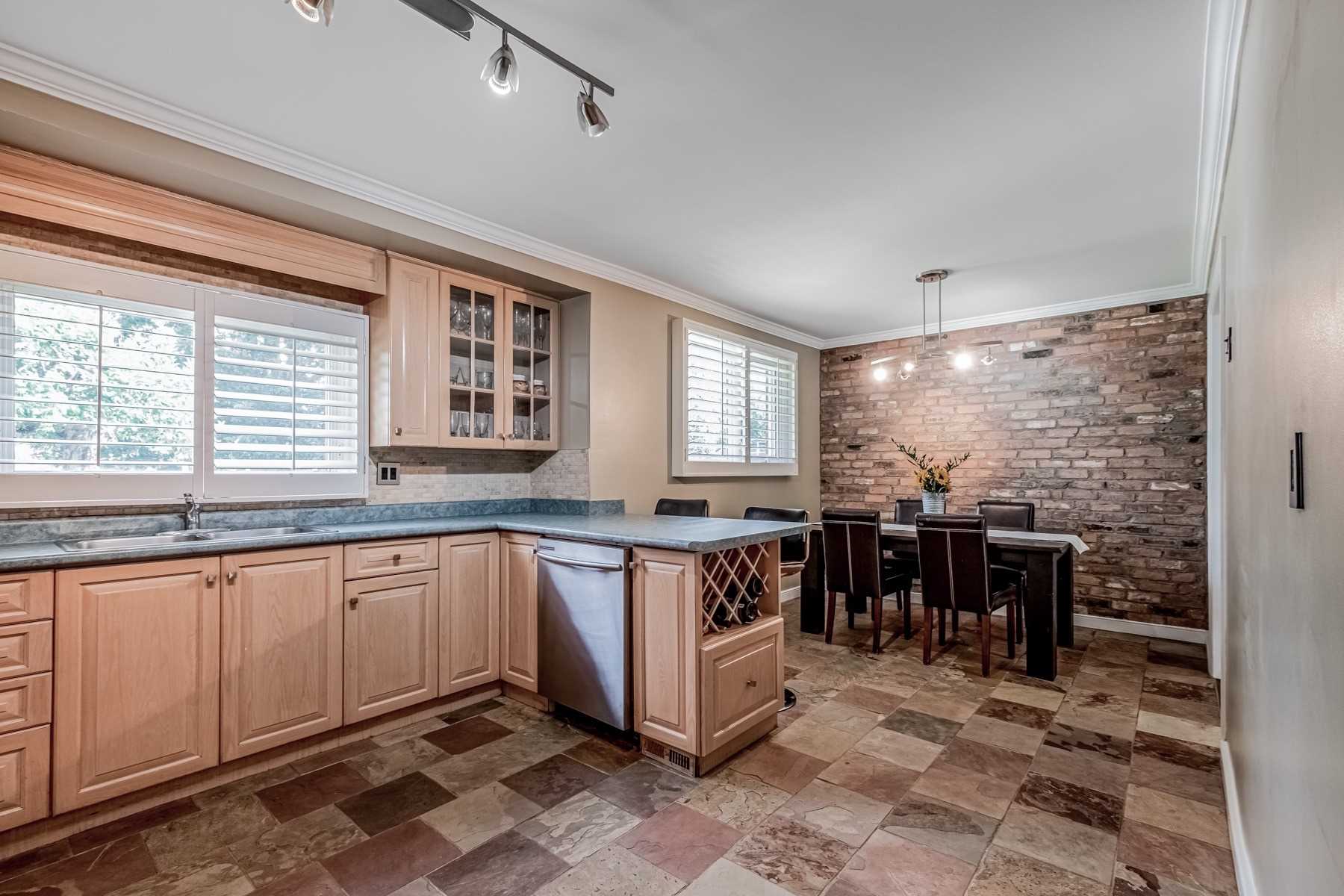 258 Elmwood Rd E