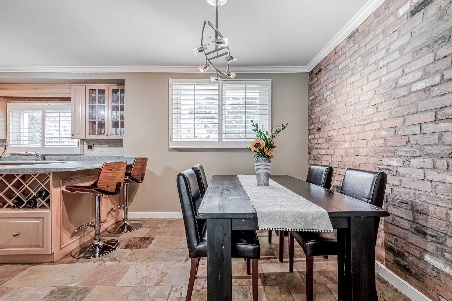 258 Elmwood Rd E