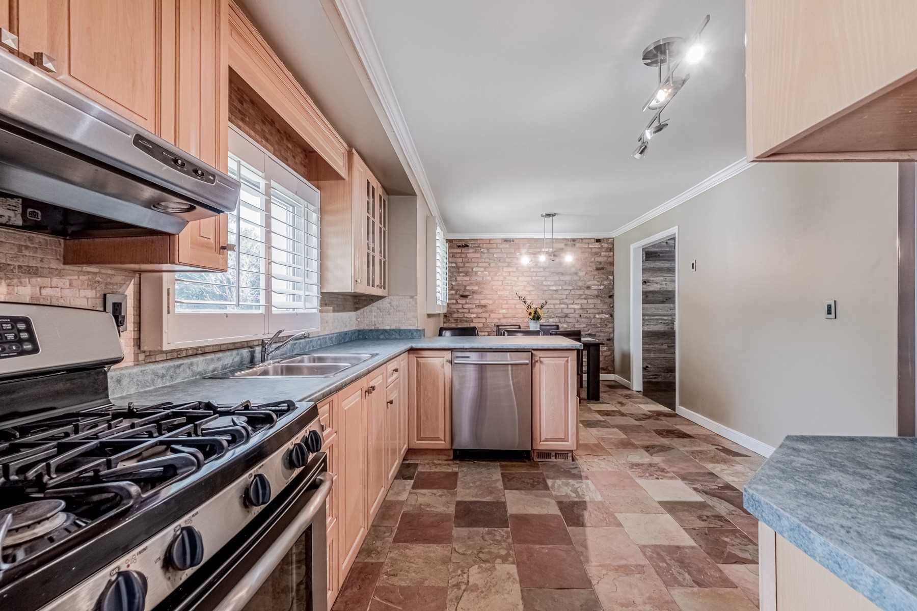 258 Elmwood Rd E