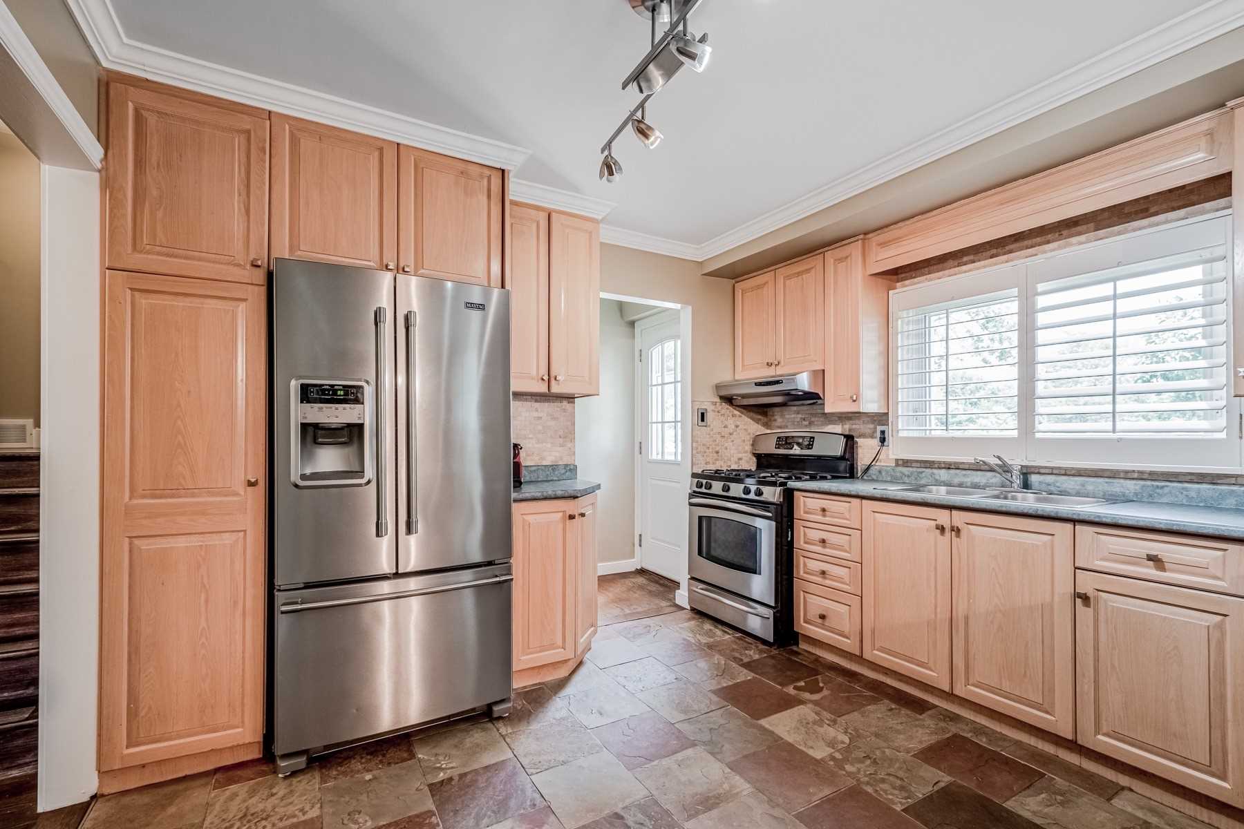 258 Elmwood Rd E