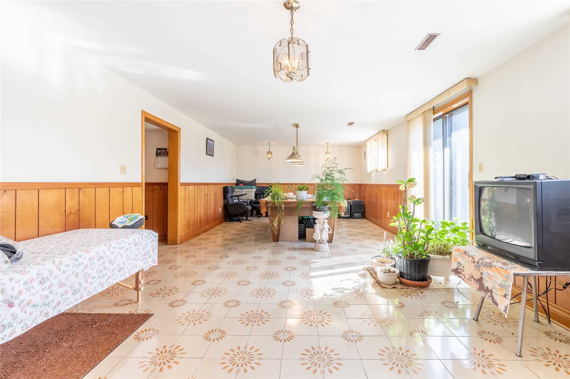 Listing W5706375 - Large Photo # 2