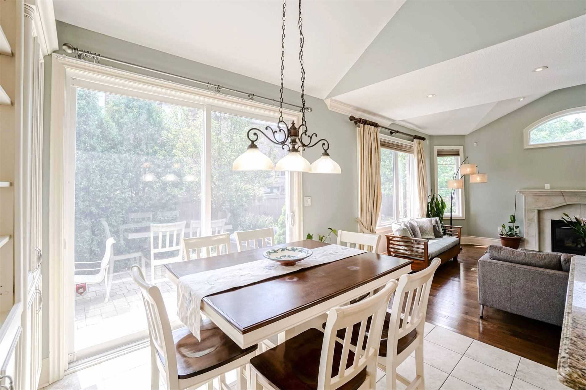 3256 Epworth Cres