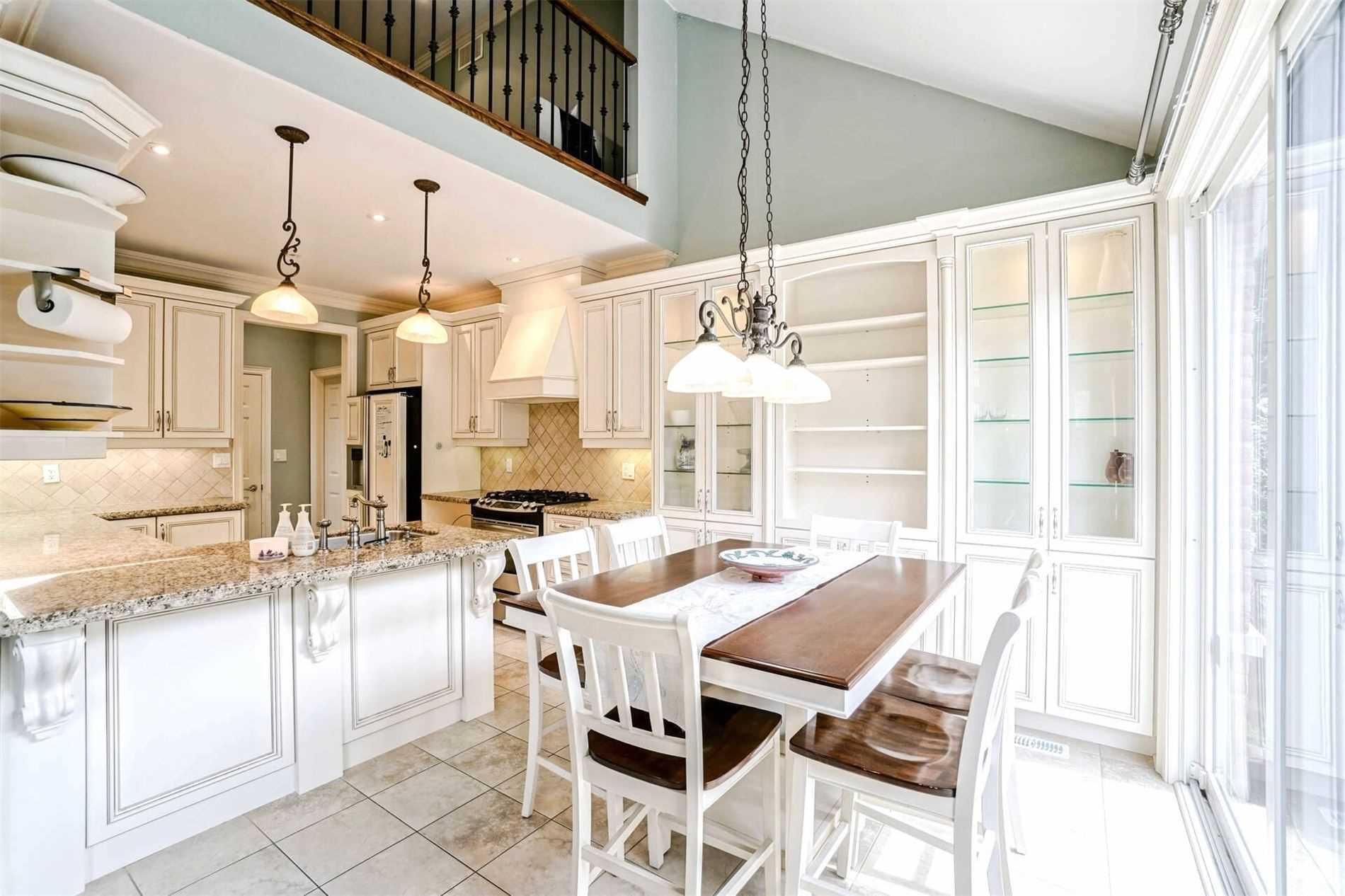 3256 Epworth Cres