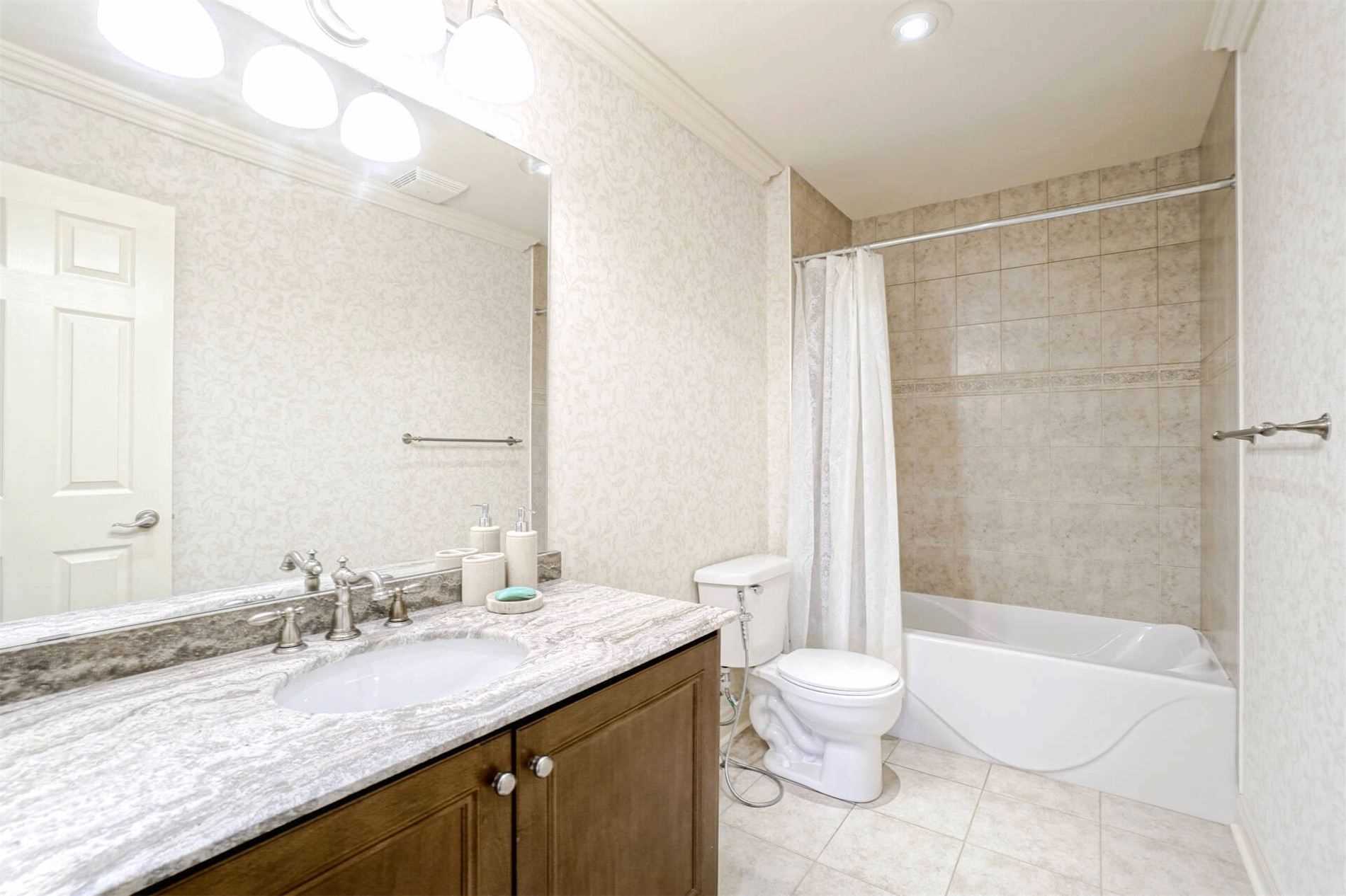 3256 Epworth Cres
