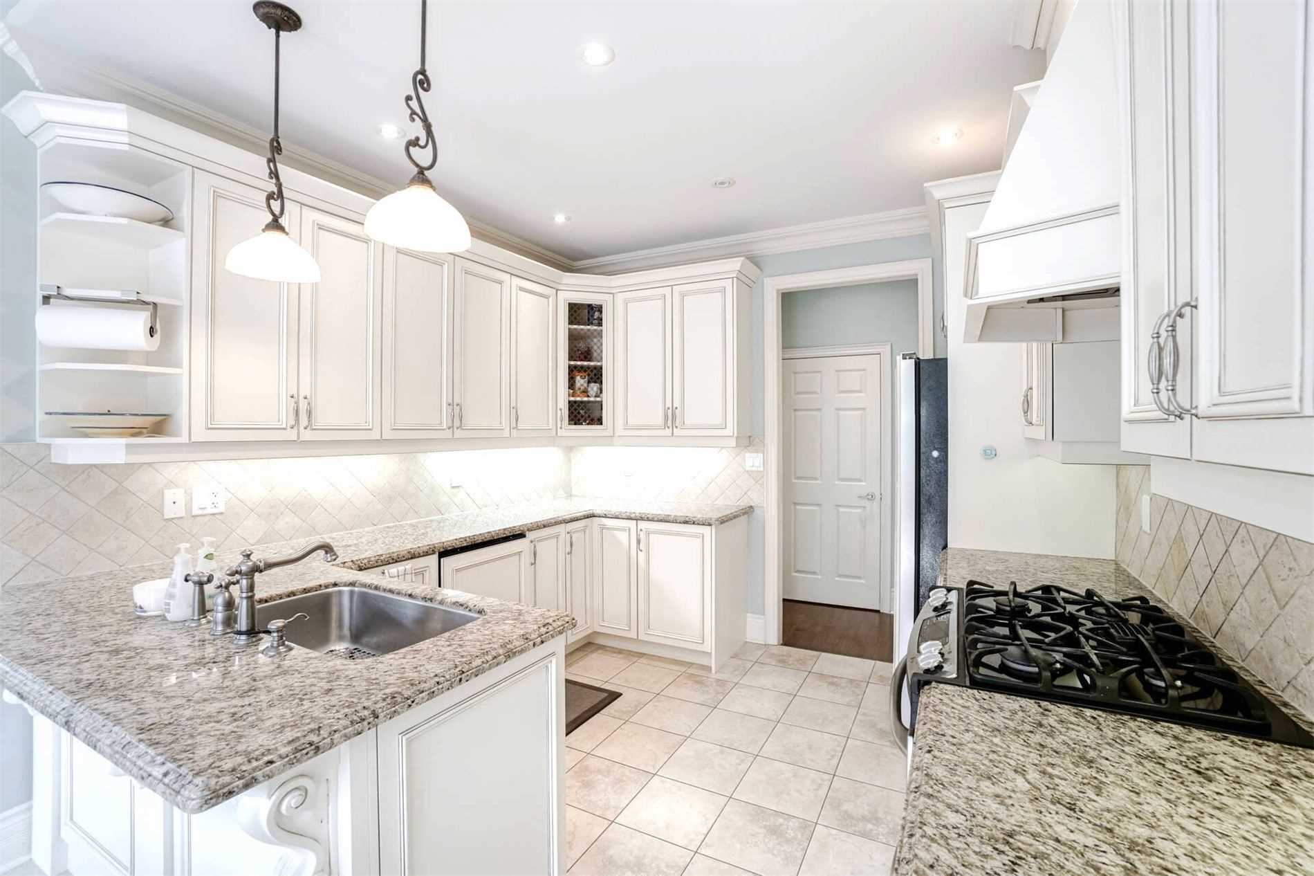 3256 Epworth Cres