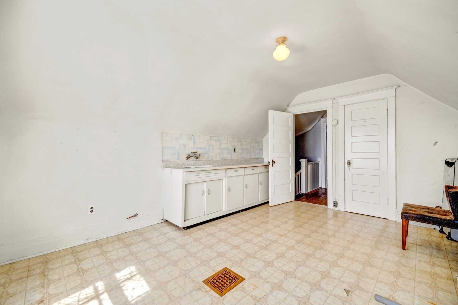 155 Grenadier Rd