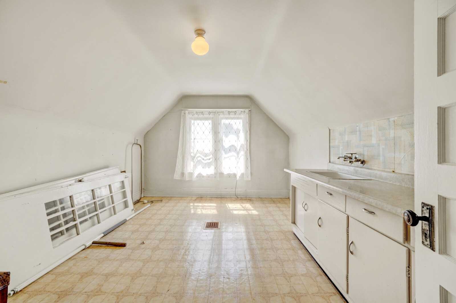 155 Grenadier Rd