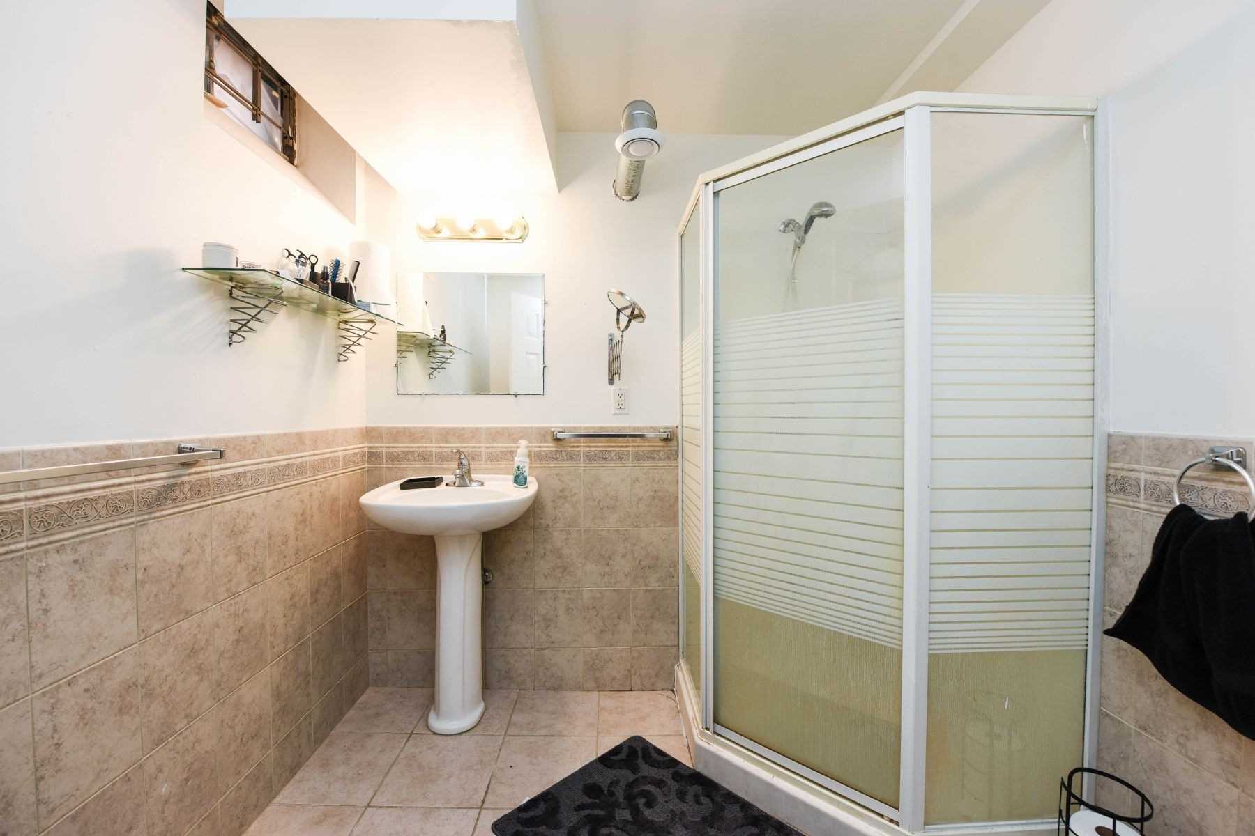 1521 Roseway Dr