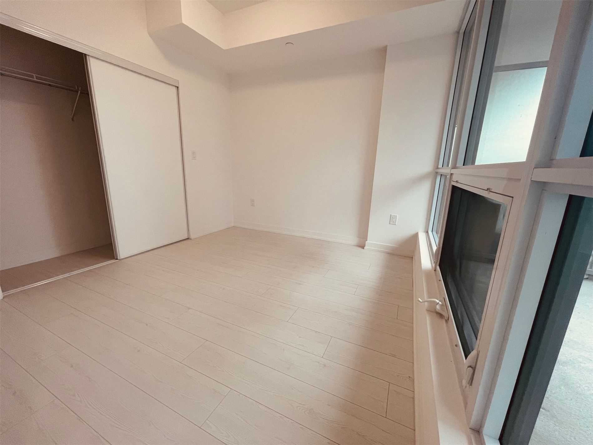 10 De Boers Dr, #612
