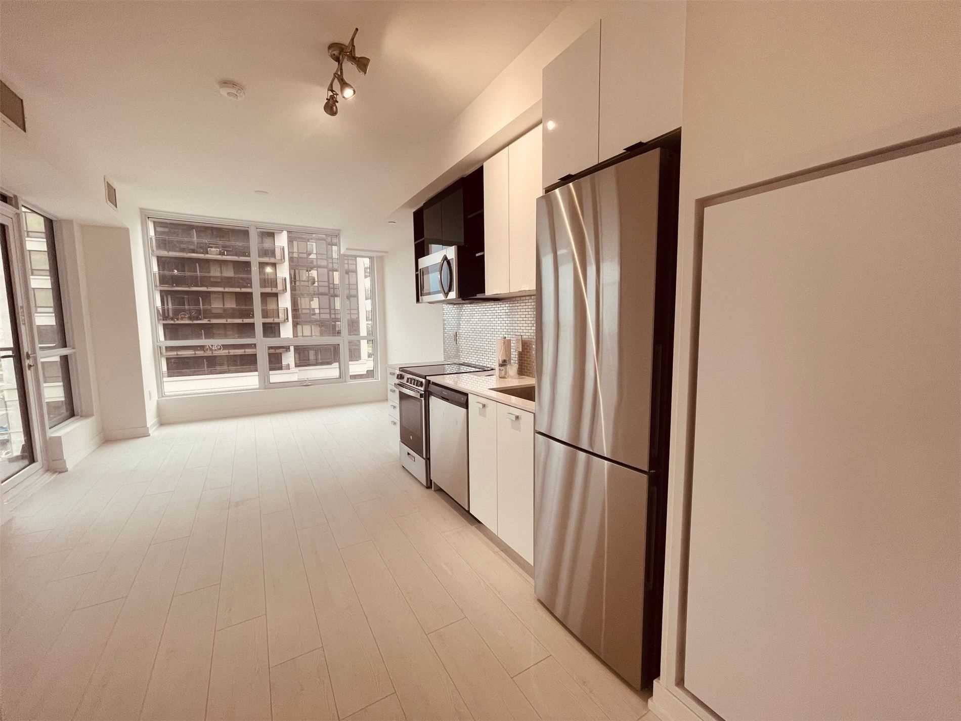 10 De Boers Dr, #612