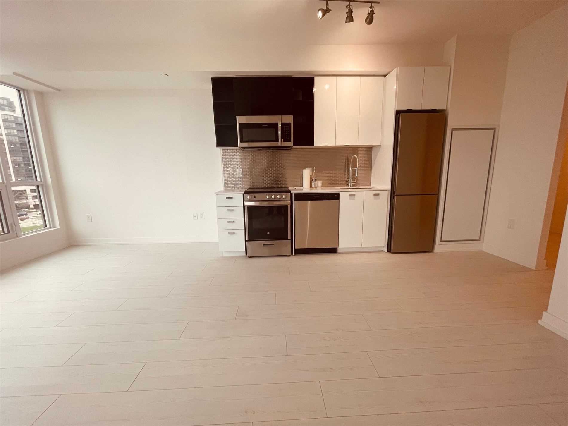 10 De Boers Dr, #612
