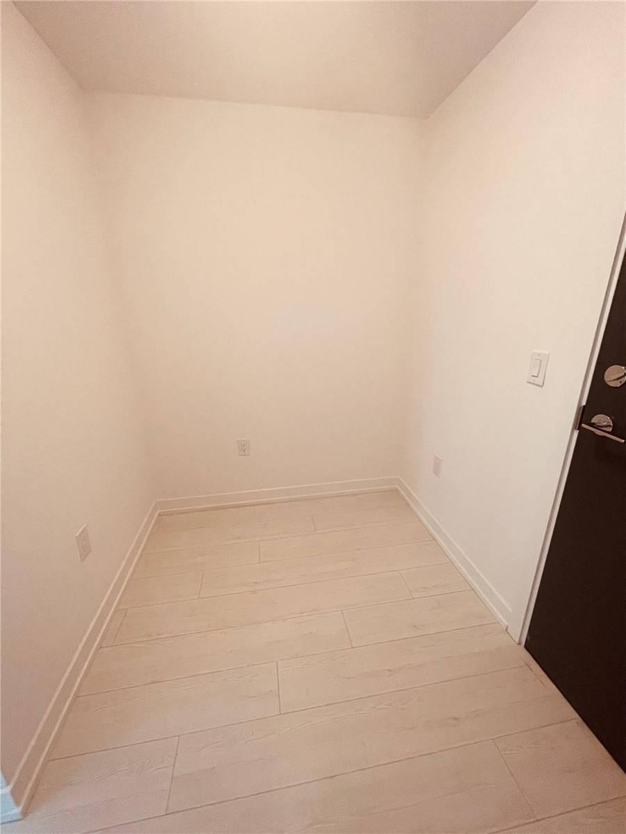 10 De Boers Dr, #612