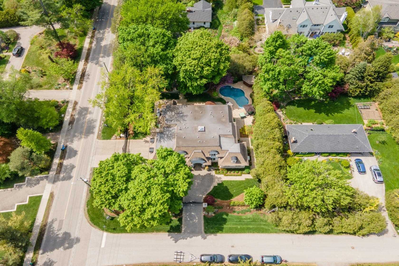 1225 Lawrence Cres