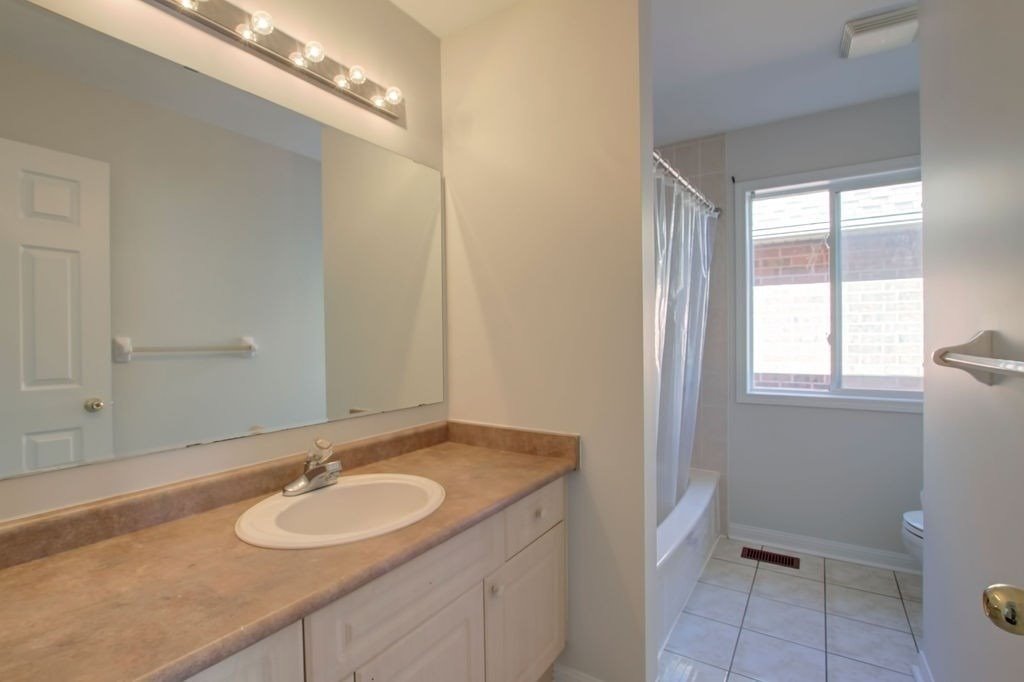 2281 Dunforest Cres
