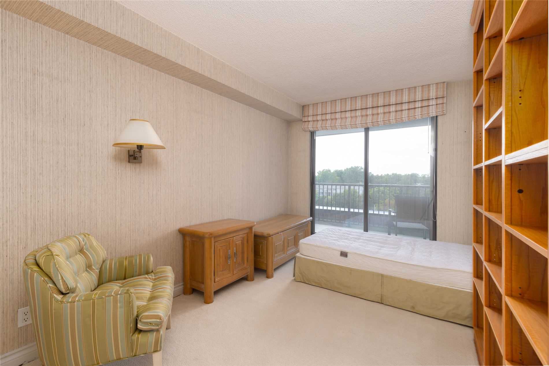 100 Lakeshore Rd E, #802