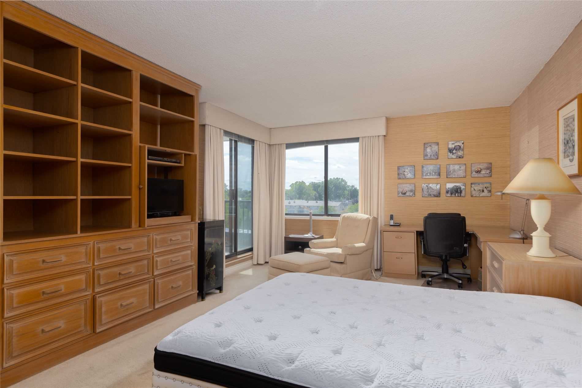 100 Lakeshore Rd E, #802